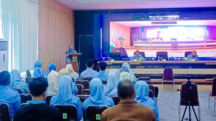 RAKOR PPID— Kepala Dinas Kominfo Kabupatern Solok, Susi Sofianti Saidani, berikan sambutan saat membuka Rakor PPID dan Bimtek Admin Website PPID Kabupaten Solok.