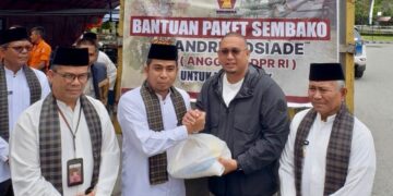 Kepedulian Andre Rosiade Menguatkan Warga Kota Solok Hadapi Dampak Bencana 9 SERAHKAN BANTUAN— Wakil Ketua Komisi VI DPR RI hadir langsung di Kota Solok, Senin (15/12) lalu, dan telah menyerahkan bantuan sosial kepada Wali Kota Solok Ramadhani Kirana Putra, sekaligus memastikan warga tidak sendiri menghadapi dampak banjir bandang yang melanda daerah tersebut.