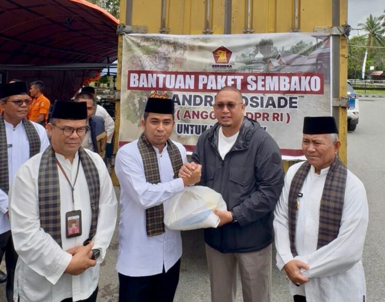 SERAHKAN BANTUAN— Wakil Ketua Komisi VI DPR RI hadir langsung di Kota Solok, Senin (15/12) lalu, dan telah menyerahkan bantuan sosial kepada Wali Kota Solok Ramadhani Kirana Putra, sekaligus memastikan warga tidak sendiri menghadapi dampak banjir bandang yang melanda daerah tersebut.
