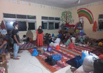 SERAHKAN BANTUAN— Bantuan dari para wartawan Solok Selatan disalurkan di posko utama Agam untuk selanjutnya dibagikan kepada korban.