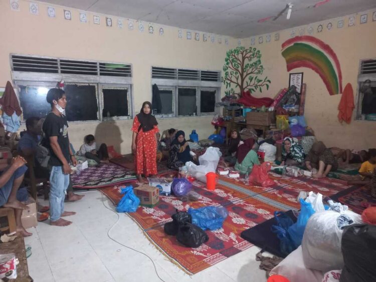 Wartawan Solsel Peduli Korban Bencana, Serahkan Bantuan ke Agam 1 SERAHKAN BANTUAN— Bantuan dari para wartawan Solok Selatan disalurkan di posko utama Agam untuk selanjutnya dibagikan kepada korban.