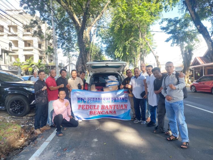 Ketua DPC PERADI SAI Padang bersama seluruh anggota saat akan mengantarkan bantuan