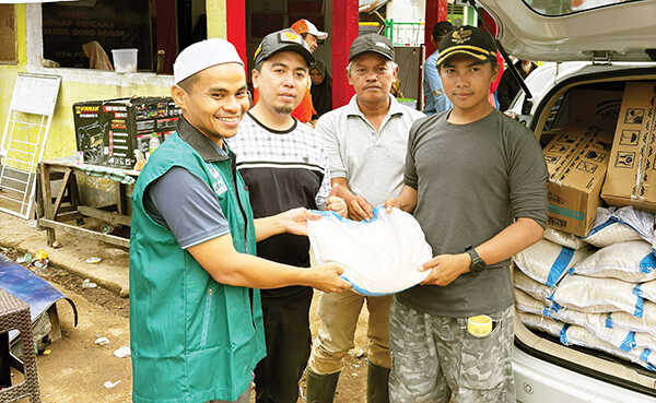 Ketua DPRD Agam Kunjungi Posko Basarnas di Malalak, Soroti Kebutuhan Eskavator Mini untuk Pembersihan Material Longsor 1 KUNJUNGI POSKO— Ketua DPRD Kabupaten Agam, Ilham, mengunjungi Posko Basarnas di Malalak, Kecamatan Malalak, pada Minggu (7/12).