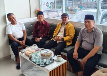 KUNJUNGI PENGINAPAN KAFILAH— Ketua DPRD Kota Solok, Fauzi Rusli mengunjungi penginapan kafilah Kota Solok yang tengah mengikuti Musabaqah Tilawatil Qur’an (MTQ) Tingkat Sumatera Barat ke-41 di Kota Bukittinggi.