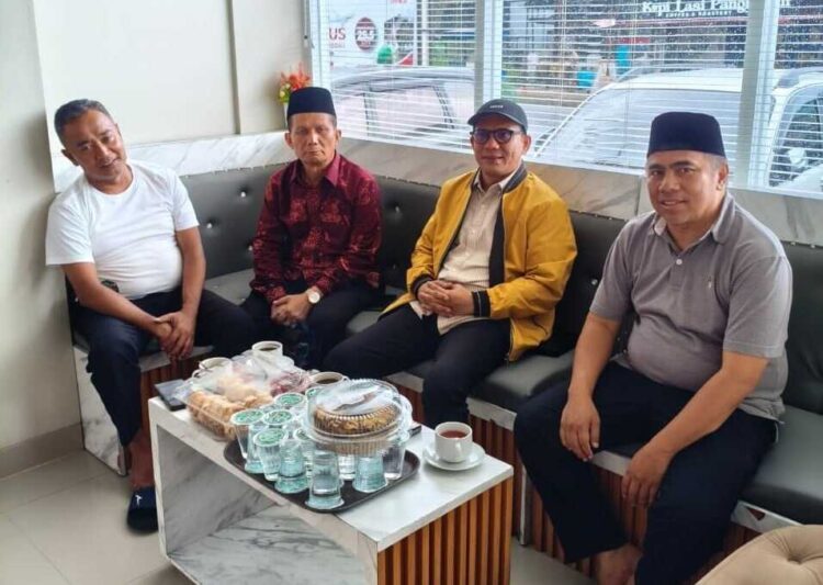 Berikan Semangat, Ketua DPRD Kota Solok Kunjungi Kafilah MTQN 1 KUNJUNGI PENGINAPAN KAFILAH— Ketua DPRD Kota Solok, Fauzi Rusli mengunjungi penginapan kafilah Kota Solok yang tengah mengikuti Musabaqah Tilawatil Qur’an (MTQ) Tingkat Sumatera Barat ke-41 di Kota Bukittinggi.