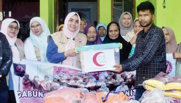 BANTUAN SEMBAKO— Ketua GOW Kabupaten Agam, Ny Maya Iqbal, menyalurkan sebanyak 100 paket sembako kepada masyarakat terdampak bencana banjir bandang dan tanah longsor di Nagari Pagadih dan Nagari Pasia Laweh, Kecamatan Palupuh, Minggu (21/12).