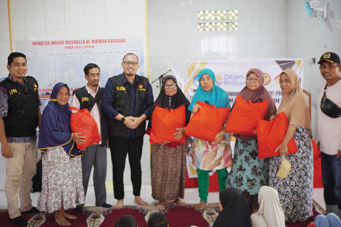 UPI YPTK Padang Bekerja Sama dengan Kemdiktisaintek, Berikan Bantuan Korban Banjir dan Longsor di Kota Padang 1 BERIKAN BANTUAN— Ketua Kelompok PKM Tanggap Bencana sekaligus perwakilan Kemdiktisaintek, Agung Ramadhanus, turun langsung dan memberikan bantuan dari dosen dan mahasiswa UPI YPTK Padang untuk warga terdampak bencana di Koto Panjang, Ikur Koto, Kelurahan Lubuk Minturun, Kecamatan Kota Tangah, pada Senin (29/12).