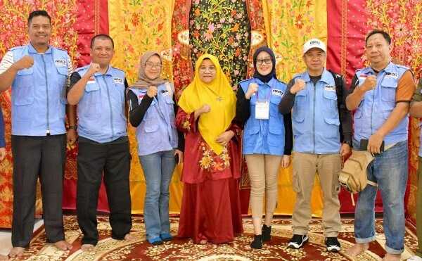 Ketua TP PKK Agam Sambut Tim Relawan Provinsi Lampung 1 SAMBUT RELAWAN— Ketua Tim Penggerak PKK Kabupaten Agam, Ny. Merry Benniwarlis, menyambut kedatangan Tim Relawan Provinsi Lampung di Rumah Dinas Bupati Agam, Minggu (14/12).