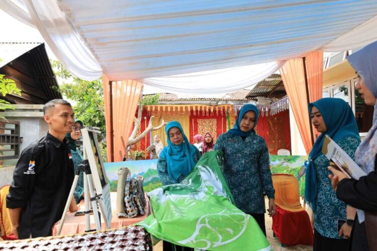 Pasaman Lakukan Penilaian Pelayanan Publik Sampai ke Nagari, Inovasi PENILIKPAS Satu-Satunya di Sumbar 1 PELAYANAN—Salah satu pelayanan yang dilkukan Ketua TP PKK Kabupaten Pasaman, Ny. Lusi Welly Suhery, saat memimpin langsung tim penilaian.