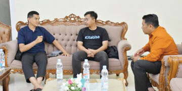 AUDIENSI— Sekda Kabupaten Agam, Mhd Luthfi, beraudiensi dengan Tim Relawan Kitabisa Bersama Salam Setara di Posko Tanggap Darurat Bencana Alam Kabupaten Agam, Senin (29/12).