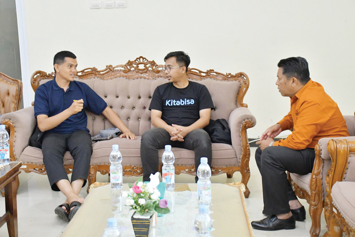 AUDIENSI— Sekda Kabupaten Agam, Mhd Luthfi, beraudiensi dengan Tim Relawan Kitabisa Bersama Salam Setara di Posko Tanggap Darurat Bencana Alam Kabupaten Agam, Senin (29/12).