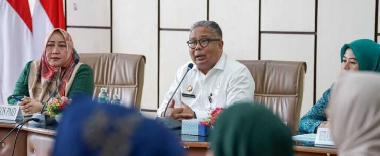 Perkuat Sinergitas, PKK dan OPD Kolaborasikan Program Pembangunan Daerah 1 SAMBUTAN—Sekretaris Daerah Kabupaten Solok Selatan Dr. H. Syamsurizaldi berikan arahan saat kegiatan Rapat Kerja TP-PKK.