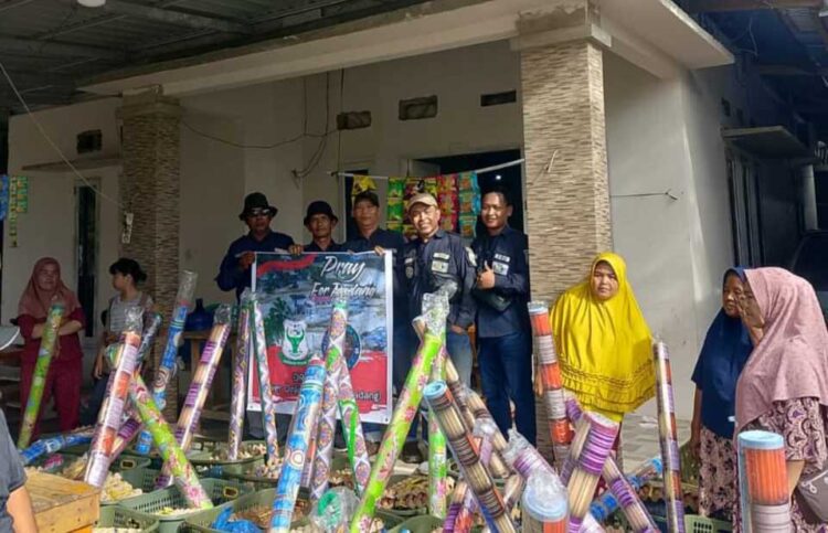 BANTUAN KEMANUSIAAN— Komunitas ojek online DRONE DS’P kembali menunjukkan kepeduliannya terhadap masyarakat terdampak bencana di Kota Padang. Pada Sabtu (13/12), komunitas ini menyalurkan bantuan kemanusiaan kepada warga di kawasan Guo, Gunung Sarik, Kecamatan Kuranji, Kota Padang.