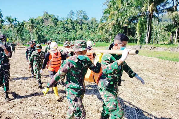 Korban Meninggal Dunia Bertambah jadi 192 Orang, 72 masih Hilang 1 EVAKUASI— Petugas gabungan melakukan evakuasi jenazah korban banjir bandang di Kabupaten Agam.