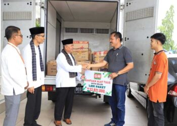 TERIMA BANTUAN— Wakil Wali Kota Solok, H.Suryadi Nurdal menerima bantuan buku dan alat tulis yang diserahkan langsung oleh GM Grandmedia Solok, Haris di Lobby Balaikota Solok, Kamis (11/12).