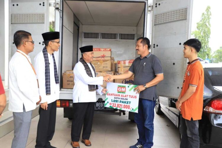 Kota Solok Terima 1.091 Paket Bantuan Alat Tulis dari Grandmedia 1 TERIMA BANTUAN— Wakil Wali Kota Solok, H.Suryadi Nurdal menerima bantuan buku dan alat tulis yang diserahkan langsung oleh GM Grandmedia Solok, Haris di Lobby Balaikota Solok, Kamis (11/12).