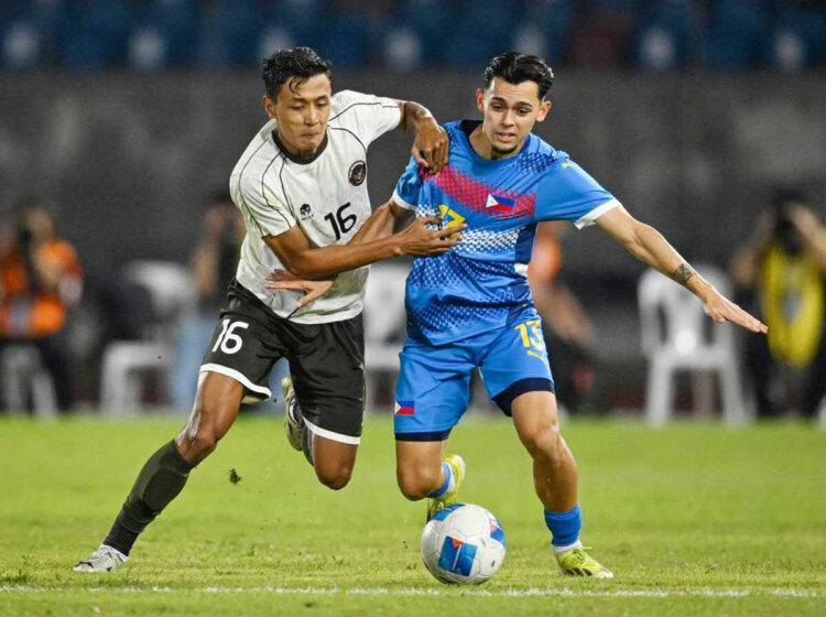 Laga Hidup Mati Indonesia vs Myanmar, Menang Saja Tak Cukup bagi Garuda Muda 1 DUEL— Duel pemain Timnas Indonesia saat menghadapi Filipina pada ajang Sea Games, Senin (8/12) yang lalu. Kekalahan pada pertandingan ini membuat Indonesia menentukan nasib untuk lolo ke babak semifinal ditentukan saat menghadapi Myanmar, Jumat (12/12) malam.