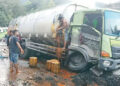 LAKA TUNGGAL— Truk pengangkut CPO mengalami kecelakaan tunggal di jalur lintas Padang–Solok, tepatnya di kawasan Panorama II, Sitinjaulauik, Kelurahan Indarung, Kecamatan Lubukkilangan, Kota Padang, Senin pagi (29/12).