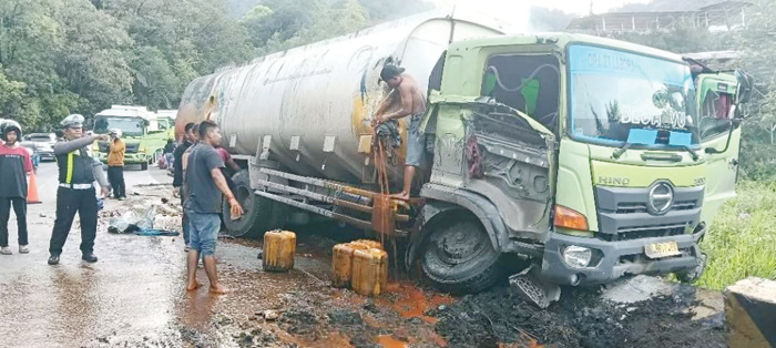 LAKA TUNGGAL— Truk pengangkut CPO mengalami kecelakaan tunggal di jalur lintas Padang–Solok, tepatnya di kawasan Panorama II, Sitinjaulauik, Kelurahan Indarung, Kecamatan Lubukkilangan, Kota Padang, Senin pagi (29/12).