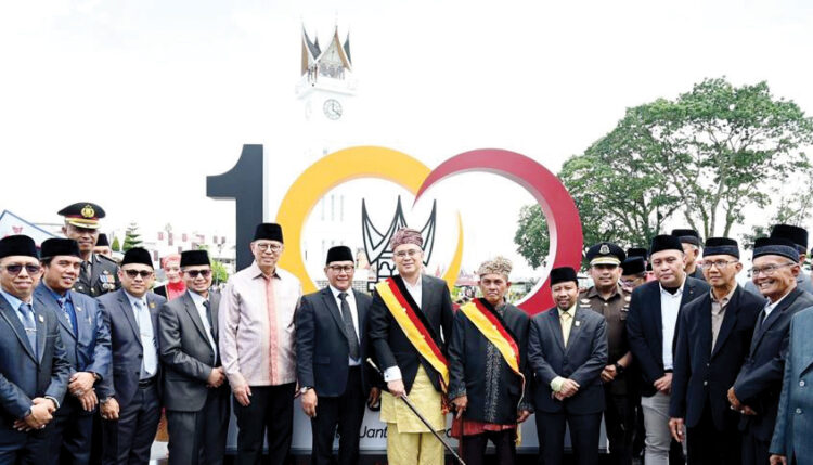 LAUNCHING— Dalam rangka memperingati HJK Bukittinggi ke-241, Wali Kota Bukittinggi Ramlan Nurmatias meluncurkan name sign Satu Abad Jam Gadang sebagai penanda dimulainya rangkaian menuju peringatan 100 tahun Jam Gadang. Peluncuran tersebut berlangsung di kawasan pedestrian Jam Gadang, Senin (22/12).