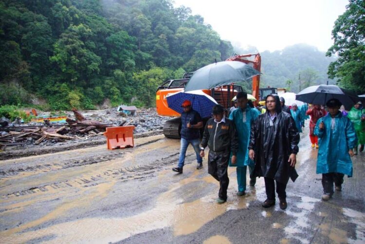 Lembah Anai Kembali Dikunjungi Komisi V DPR RI 1 KUNJUNGI LEMBAH ANAI— Bupati Eka Putra kembali menyambut kunjungan rombongan Komisi V DPR RI bersama Wamen PU Diana Kusumawati, Rabu (10/12)