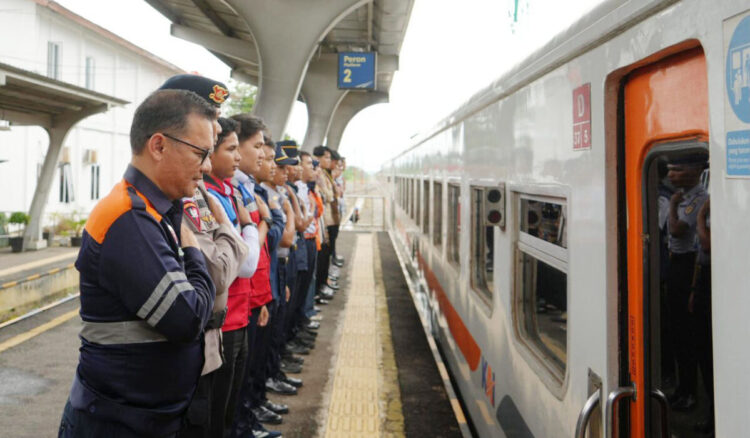 LIBUR NATARU BERSAMA KA— PT KAI Divre II Sumbar mengoperasikan sebanyak 10 perjalanan KA Pariaman Ekspres relasi Paulima-Naras. Kamis (25/12), PT KAI Sumbar melayani 5.627 pelanggan dalam satu hari atau 171 % dari kapasitas tempat duduk yang disediakan yakni sebanyak 4.240 tempat duduk.