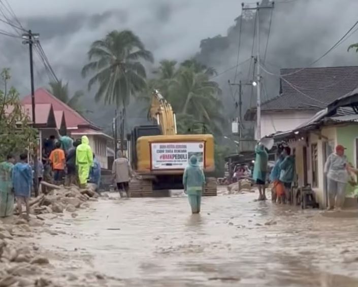 GALODO— Banjir bandang atau galodo kembali menerjang kawasan Maninjau tepatnya di sekitar Jembatan Muaro Pisang, Jorong Pasa, Nagari Maninjau, Kecamatan Tanjung Raya, Kabupaten Agam, Kamis (25/12). Kejadian ini mengakibatkan akses Lubuk Basung-Bukittinggi lumpuh total.