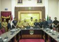 Mahyeldi Pastikan Jembatan KA Lembah Anai Tidak Dibongkar, Hanya Direaktivasi dan Pelestarian 13 AUDIENSI— Mahyeldi saat menerima audiensi komunitas heritage yang membahas pemeliharaan situs sejarah di Sumbar, di ruang rapat Istana Gubernur, Selasa (30/12).