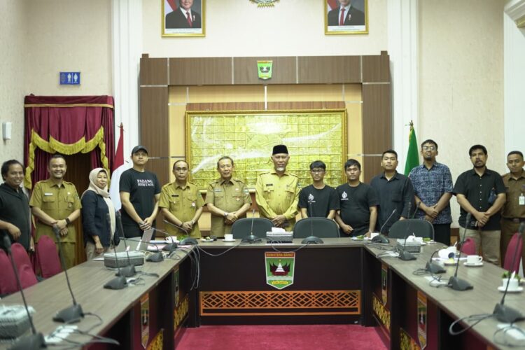 AUDIENSI— Mahyeldi saat menerima audiensi komunitas heritage yang membahas pemeliharaan situs sejarah di Sumbar, di ruang rapat Istana Gubernur, Selasa (30/12).