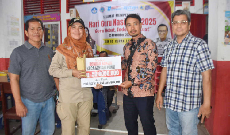 Mantan Dirut PT Semen Padang Dwi Soetjipto Kirimkan Bantuan Rp50 Juta untuk Korban Banjir Bandang Pauh 1 SERAHKAN BANTUAN— Mantan Direktur Utama PT Semen Padang, Dwi Soetjipto, yang diwakilkan putra sulungnya, Aditya Wicaksono, menyerahkan donasi Rp50 juta untuk mendukung warga Pauh yang kehilangan tempat tinggal dan masih bertahan di pengungsian.