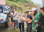 Kapolres Bersama Unsur Forkopimda, Serahkan Bantuan ke Korban Longsor di Talamau