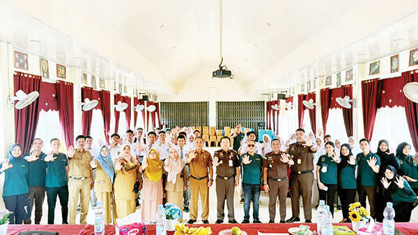 Peringati HAKORDIA 2025, Kejari Agam Gelorakan Gerakan “Satukan Aksi Basmi Korupsi” 1 SOSIALISASI— Kejari Agam menggelar sosialisasi hukum tentang pencegahan tindak pidana korupsi di wilayah Kabupaten Agam, di SMAN 2 Lubuk Basung, Selasa (9/12).