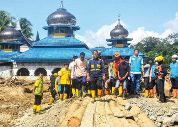 KUNJUNGAN KRJA— Didampingi Wakil Bupati Agam, M. Iqbal, Menteri ESDM Bahlil Lahadalia melakukan kunjungan kerja ke lokasi terdampak banjir bandang di Kecamatan Palembayan, Rabu (3/12).