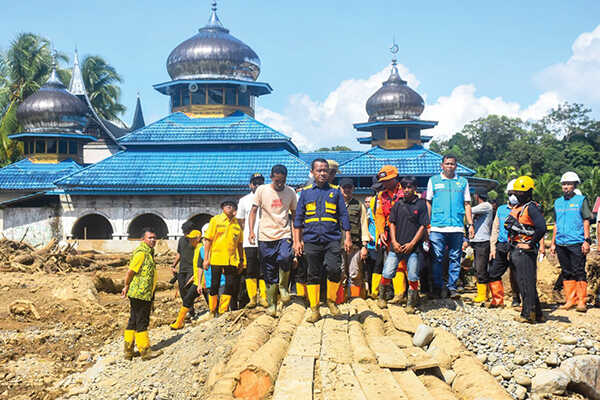 Menteri ESDM Tinjau Lokasi Banjir Bandang di Agam, Pastikan Pemulihan Listrik Dipercepat 1 KUNJUNGAN KRJA— Didampingi Wakil Bupati Agam, M. Iqbal, Menteri ESDM Bahlil Lahadalia melakukan kunjungan kerja ke lokasi terdampak banjir bandang di Kecamatan Palembayan, Rabu (3/12).
