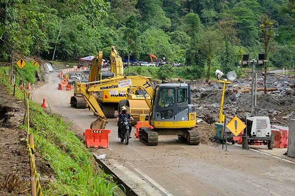 Jalur Lembah Anai Sudah Bisa Dilewati Kendaraan Roda 2 1 PERBAIKAN JALUR LEMBAH ANAI— Sejumlah alat berat masih bekerja untuk mengebut perbaikan ruas jalan Lembah Anai. Dan, mulai tanggal 8-10 Desember, jalur ini sudah bisa dilalui dan hanya diperuntukkan khusus kendaraan roda 2.