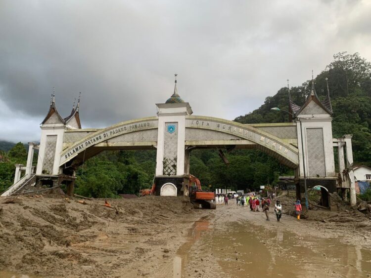 Mulai Terbebas dari Material Galodo, Wako Hendri Arnis Tinjau Jembatan Kembar dan Proses Evakuasi di Mega Mendung 1 MULAI TERATASI—Material galodo yang sebelumnya menutup total akses di kawasan Jembatan Kembar mulai teratasi setelah pembersihan intensif dilakukan tim gabungan.