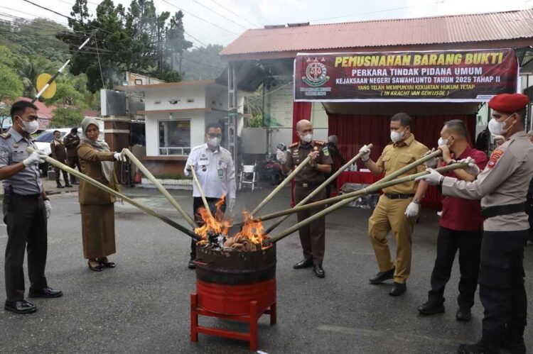 Pemko dan Kejari Sawahlunto Musnahkan BB Delapan Perkara 1 MUSNAHKAN BB— Wakil Wali Kota Sawahlunto Jeffry Hibatullah saat mengikuti pemusnaahn barang bukti tindak pidana umum oleh Kejaksaan Negeri Sawahlunto dengan cara dibakar.