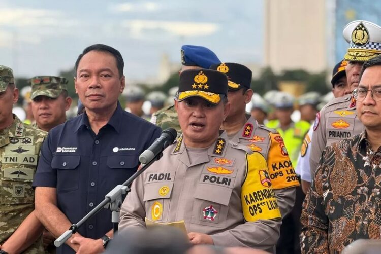 BERI KETERANGAN— Asisten Utama Kapolri Bidang Operasi Komjen M. Fadil Imran menyampaikan keterangan kepada awak media berkaitan dengan pelaksanaan Operasi Lilin 2025.