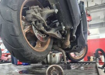 PENGGANTIAN BEARING— Sepeda motor Yamaha Nmax milik konsumen melakukan penggantian bearing roda di bengkel resmi Yamaha.