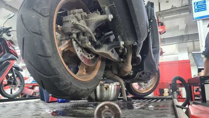 Yamaha Sumbar Bagikan Tips Merawat Bearing Roda Motor 1 PENGGANTIAN BEARING— Sepeda motor Yamaha Nmax milik konsumen melakukan penggantian bearing roda di bengkel resmi Yamaha.