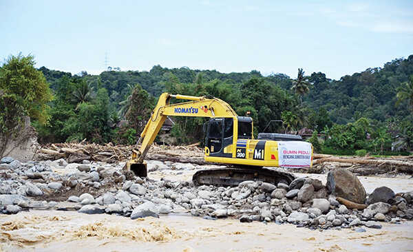 Penanganan Pascabencana Banjir Bandang di Pauh, Respons Cepat dan Bantuan Menyeluruh, PT Semen Padang Diapresiasi 1 PENANANGAN BANJIR PAUH— Alat berat PT Semen Padang bekerja di sejumlah titik lokasi banjir bandang. Alat berat dikerahkan untuk normalisasi Sungai Batang Kuranji dan pembuatan tanggul darurat di kawasan Gunung Nago, Simpang Pasia, hingga Batu Busuk.
