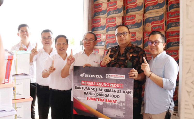 SALURKAN BANTUAN— Pimpinan PT Menara Agung saat menyerahkan bantuan kepada Pemko Padang untuk disalurkan ke warga yang terdampak bencana.