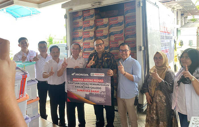 Bantu Warga Terdampak Bencana, PT Menara Agung Serahkan 1 Ton Beras dan 200 Dus Mie Instan ke Pemko Padang 1 BANTUAN BANJIR BANDANG— Jajaran Managemen PT. Menara Agung foto bersama dengan Sekda Pemko Padang Andree Algamar, saat penyerahan bantuan logistik untuk korban banjir bandang di rumah dinas Wali Kota Padang, Senin (8/12).
