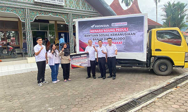 Bantu Korban Terdampak Bencana di Pauh, PT Menara Agung Serahkan 500 Kg Beras dan 100 Dus Mie Instan 1 SERAHKAN BANTUAN— Pimpinan manajemen PT Menara Agung menyerahkan bantuan untuk korban bencana banjir bandang di kantor Camat Pauh, Kota Padang.