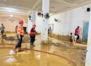 Bersihkan Masjid Istiqlal Binuang Pauh Limo Pascabanjir, PT Semen Padang Kerahkan Mobil Tangki