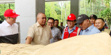 PT Semen Padang Kirim 1.000 Dumbag ke Solok, Perkuat Penanganan Pascabanjir Bandang