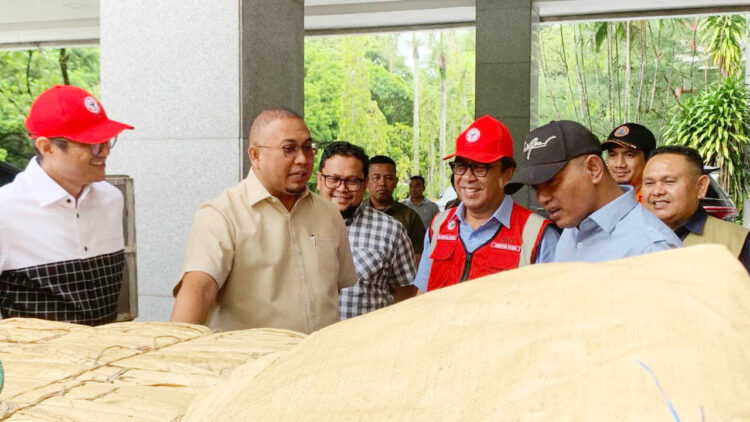 KIRIM BANTUAN DUMBANG— Direktur Utama PT Semen Padang Pri Gustari Akbar bersama Wakil Ketua Komisi VI DPR RI Andre Rosiade, melepas bantuan 1.000 unit dumbag (karung pasir) kepada Pemkab Solok untuk mendukung penanganan darurat pascabanjir bandang. Pelepasan bantuan dilakukan di Kantor Pusat PT Semen Padang, akhir pekan lalu.
