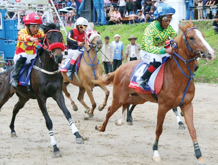 Pacu Kuda Bukittinggi–Agam Open Race 2025, Galang Donasi Untuk Korban Bencana Alam 1 PACU KUDA— Pemerintah Kota Bukittinggi bersama Pemerintah Kabupaten Agam gelar Pacu Kuda Bukittinggi–Agam Open Race tahun 2025 dan penggalangan dana bagi korban bencana alam. Kegiatan ini berlangsung di Gelanggang Bukik Ambacang, Minggu (28/12).