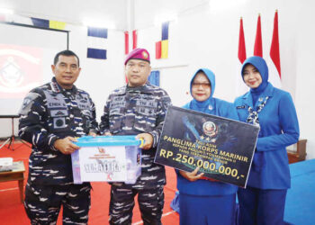 BANTUAN TALI ASIH— Panglima Korp Marinir Letnan Jenderal TNI Mar Dr. Endi Supardi, menyerahkan bantuan tali asih senilai Rp250 juta kepada Kopka Marinir Ihkwan, yang rumahnya hanyut terbawa arus saat musibah manjir bandang melanda Kota Padang pada Jumat (28/11) lalu.