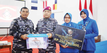 Kunjungi Mako Kodaeral II, Pangkormar Serahkan Tali Asih pada Prajurit Terdampak, “Kopka Marinir Ikhwan Pasrah Lihat Keganasan Air Menghanyutkan Rumahnya” 13 Kunjungi Mako Kodaeral II, Pangkormar Serahkan Tali Asih pada Prajurit Terdampak, “Kopka Marinir Ikhwan Pasrah Lihat Keganasan Air Menghanyutkan Rumahnya”